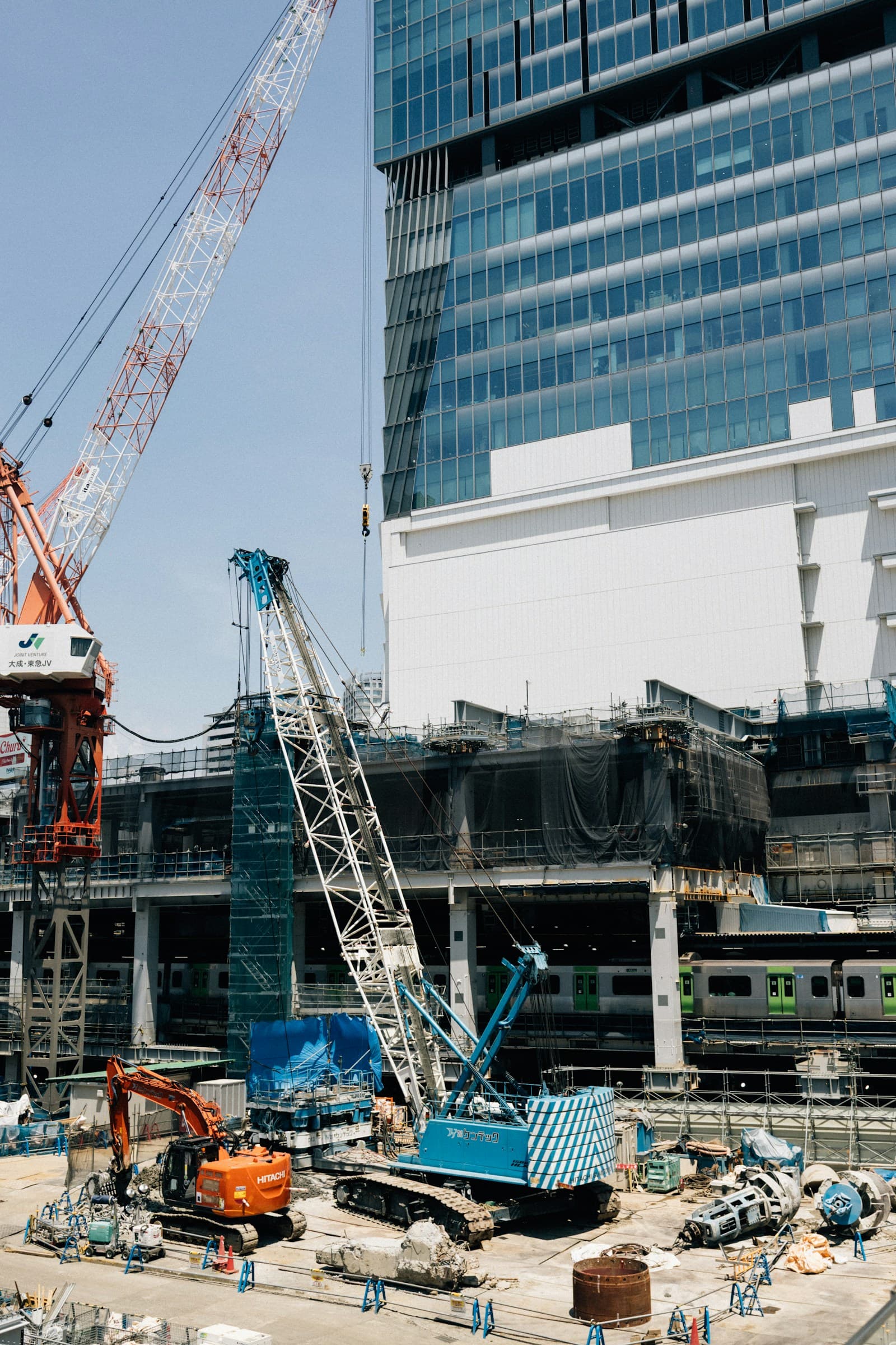 Șantier de construcții cu macarale-turn